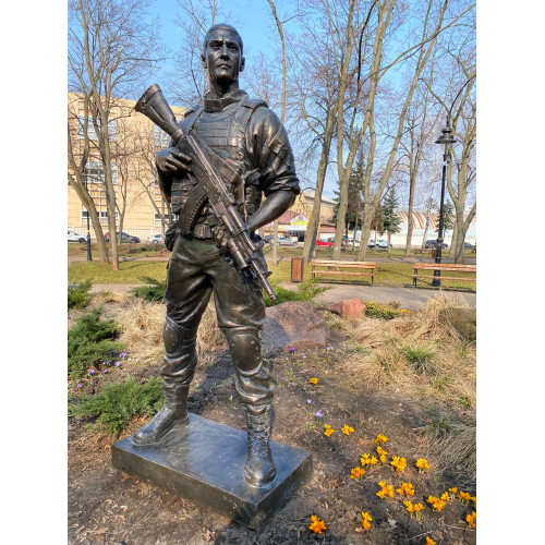 Пластиковая скульптура военного под бронзу, памятники военным под заказ.